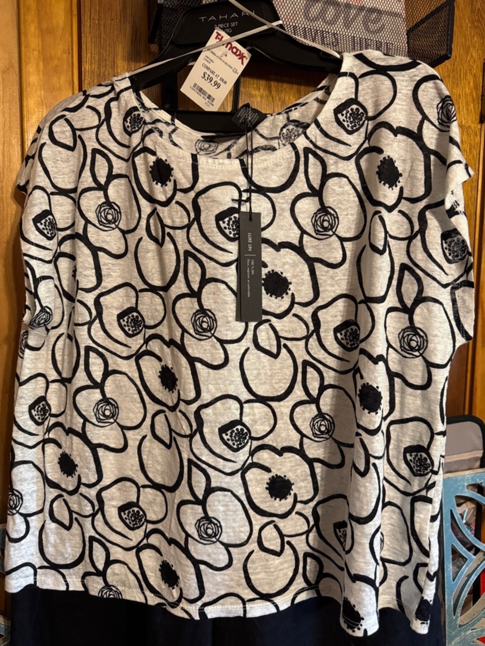 Tahari Black and White Print Top with Solid Black Ankle Length Pants - Picture 4 of 9